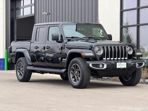 Black Clearcoat 2022 Jeep Gladiator Overland