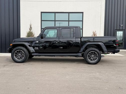 Black Clearcoat 2022 Jeep Gladiator Overland