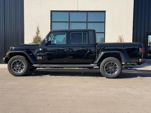 Black Clearcoat 2022 Jeep Gladiator Overland