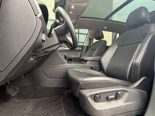 White 2021 Volkswagen Atlas 2.0T SE w/Technology 4MOTION