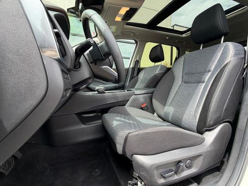 White 2023 Nissan Rogue SV