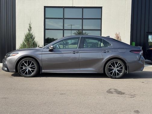 2024 Toyota Camry Hybrid SE