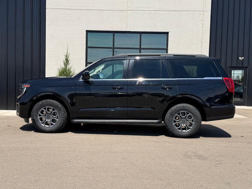 Black Metallic 2025 Ford Expedition Active