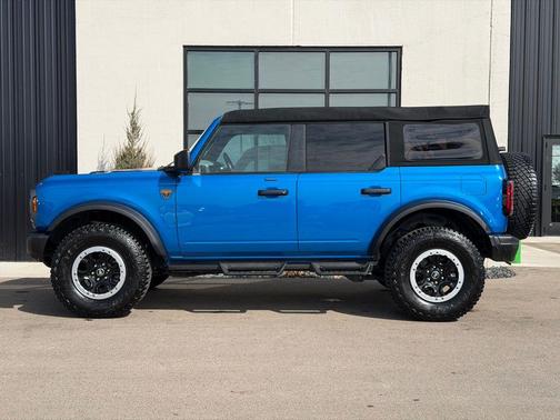 Velocity Blue Metallic 2023 Ford Bronco Badlands