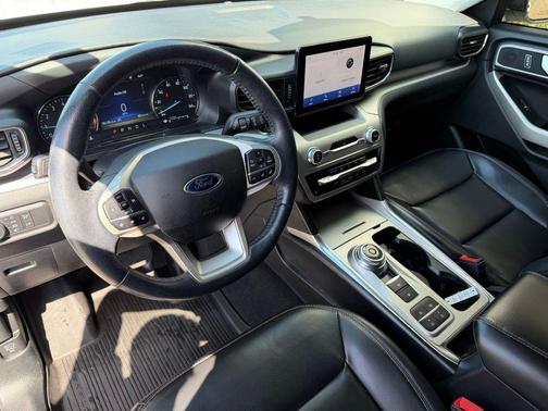 Oxford White 2021 Ford Explorer XLT