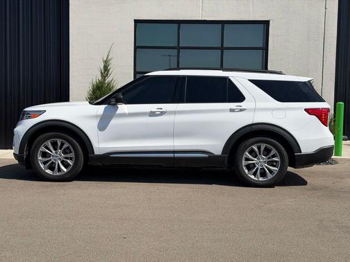 Oxford White 2021 Ford Explorer XLT