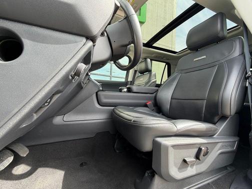 Oxford White 2025 Ford Expedition Platinum