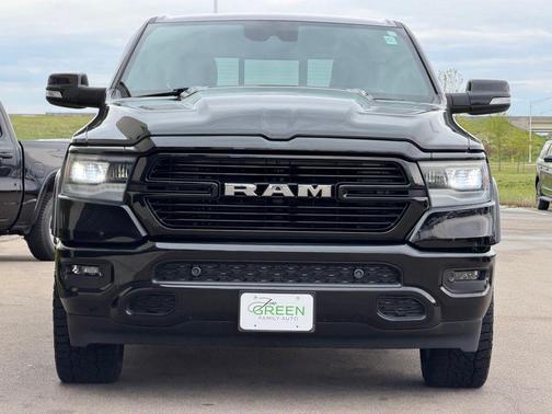 Diamond Black Crystal Pearlcoat 2022 RAM 1500 Laramie
