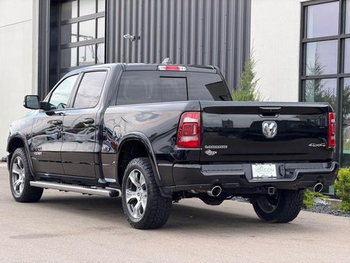 Diamond Black Crystal Pearlcoat 2022 RAM 1500 Laramie