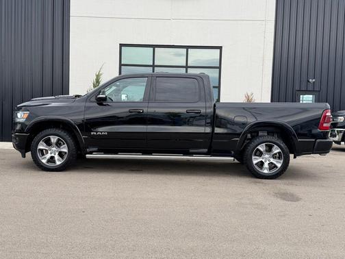 Diamond Black Crystal Pearlcoat 2022 RAM 1500 Laramie