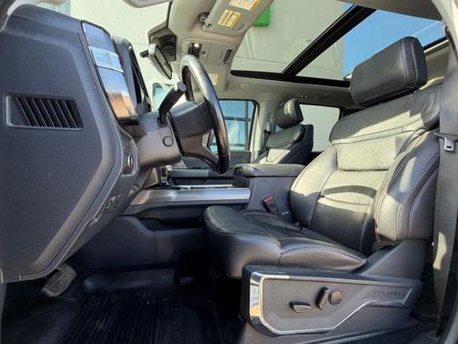 Oxford White 2023 Ford F-350 Lariat