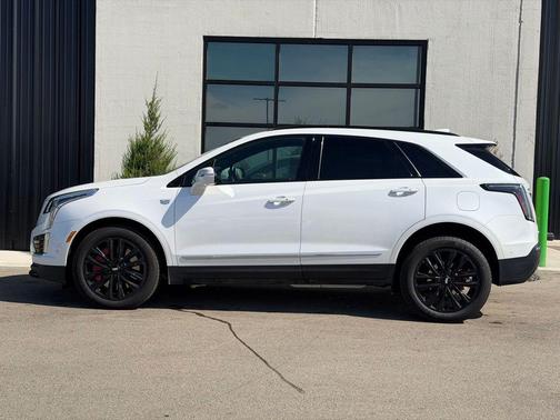 Crystal White Tricoat 2023 Cadillac XT5 Sport