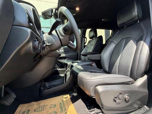 Bright White Clearcoat 2025 Chrysler Pacifica L
