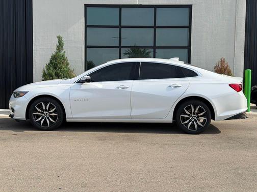 Iridescent Pearl Tricoat 2017 Chevrolet Malibu 1LT