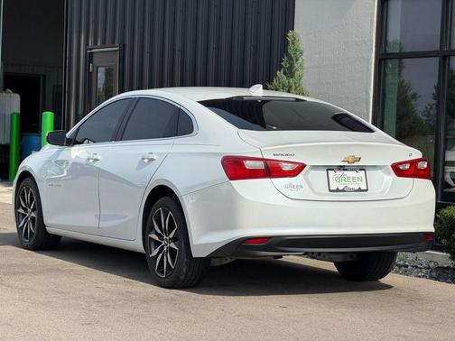 Iridescent Pearl Tricoat 2017 Chevrolet Malibu 1LT