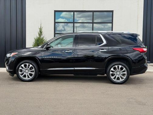 Mosaic Black Metallic 2020 Chevrolet Traverse Premier