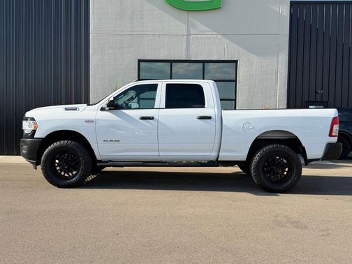Bright White Clearcoat 2022 RAM 2500 Tradesman Crew Cab 4x4 6'4' Box