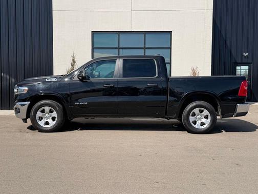 Diamond Black Crystal Pearlcoat 2025 RAM 1500 Big Horn/Lone Star
