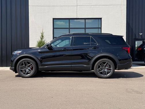 Black Metallic 2025 Ford Explorer ST-Line