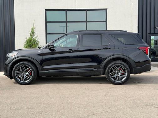 Black Metallic 2025 Ford Explorer ST-Line