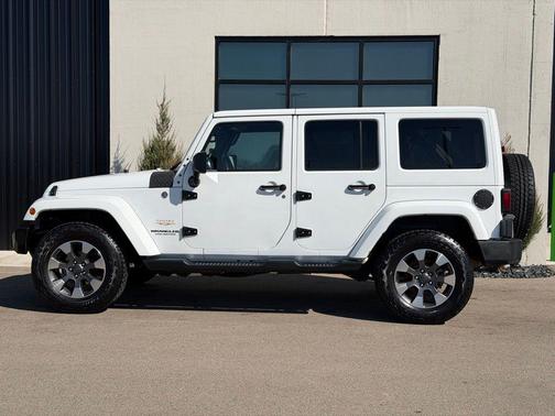 Bright White Clearcoat 2015 Jeep Wrangler Unlimited Sahara