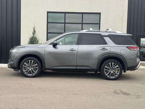 2022 Nissan Pathfinder SL 4WD