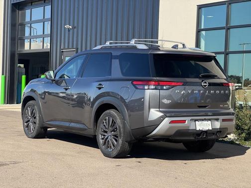 2022 Nissan Pathfinder SL 4WD