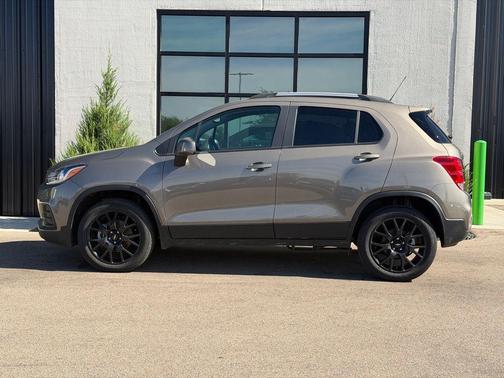 Stone Gray Metallic 2022 Chevrolet Trax LT