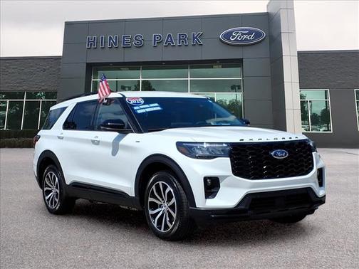 Star White Metallic Tri-Coat 2025 Ford Explorer ST-Line