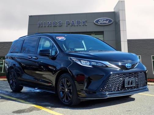 2022 Toyota Sienna XSE 7 PASSENGER