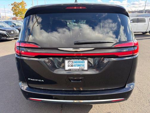 Brilliant Black Crystal Pearlcoat 2023 Chrysler Pacifica Touring-L