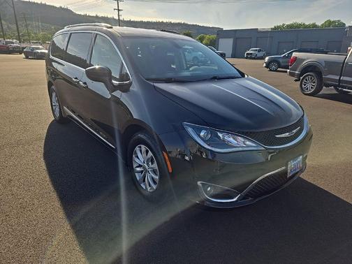Brilliant Black Crystal Pearlcoat 2019 Chrysler Pacifica Touring-L