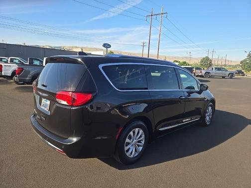 Brilliant Black Crystal Pearlcoat 2019 Chrysler Pacifica Touring-L
