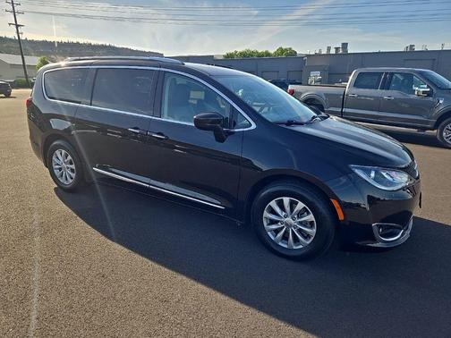 Brilliant Black Crystal Pearlcoat 2019 Chrysler Pacifica Touring-L