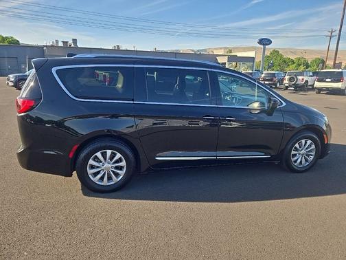 Brilliant Black Crystal Pearlcoat 2019 Chrysler Pacifica Touring-L