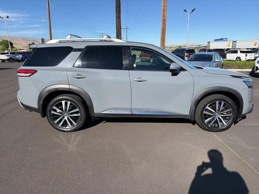 Boulder Gray Pearl 2023 Nissan Pathfinder Platinum