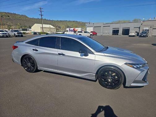 Ice Edge 2022 Toyota Avalon Hybrid XSE Nightshade