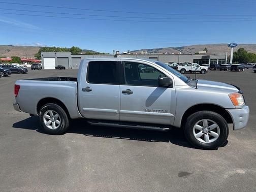 Radiant Silver Metallic 2010 Nissan Titan SE