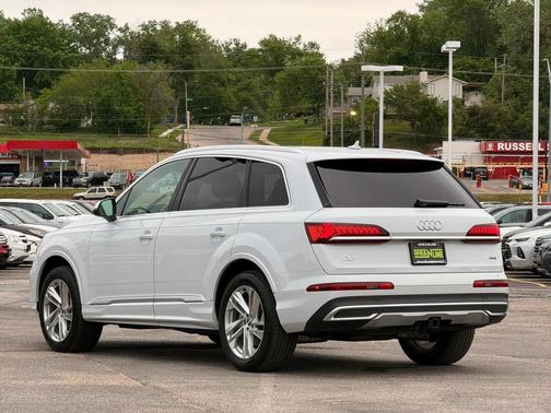 Glacier White Metallic 2020 Audi Q7 55 Premium