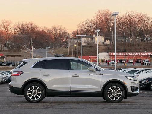 2019 Lincoln Nautilus Select