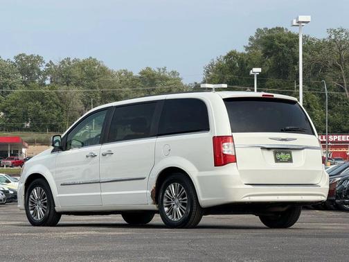 2013 Chrysler Town & Country Touring-L