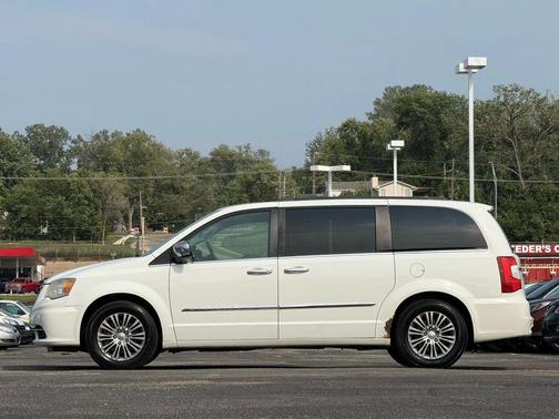 2013 Chrysler Town & Country Touring-L