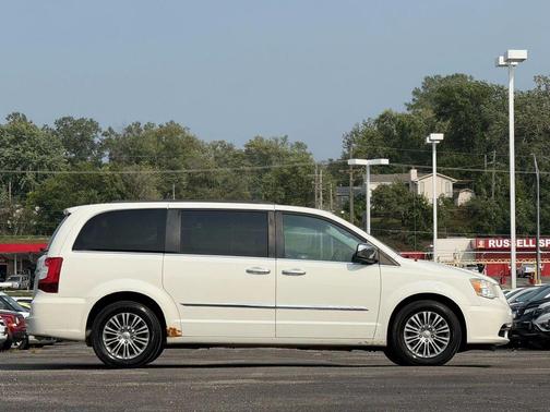 2013 Chrysler Town & Country Touring-L