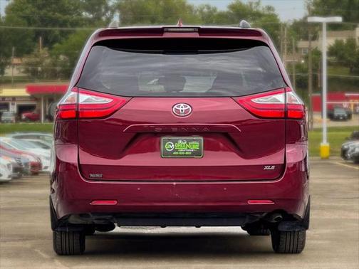 2018 Toyota Sienna XLE