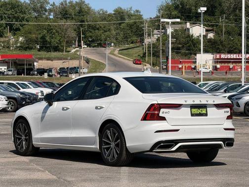 Crystal White Metallic 2022 Volvo S60 T5 Momentum