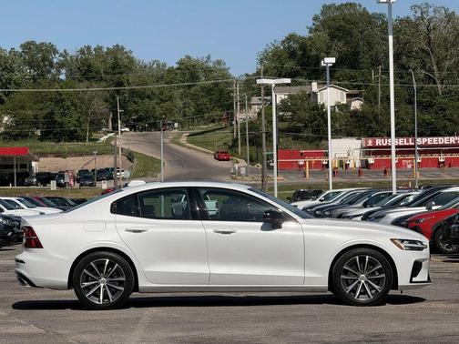 Crystal White Metallic 2022 Volvo S60 T5 Momentum