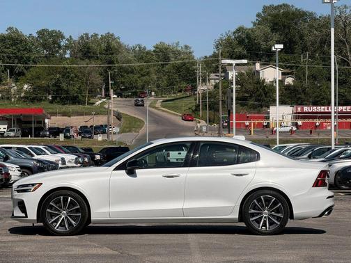 Crystal White Metallic 2022 Volvo S60 T5 Momentum