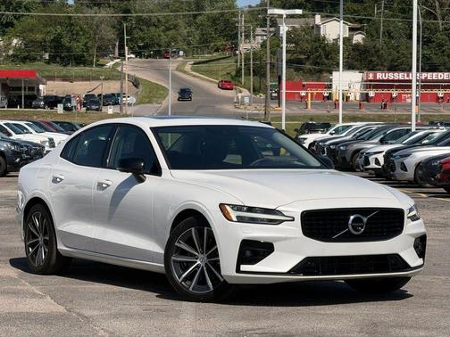 Crystal White Metallic 2022 Volvo S60 T5 Momentum