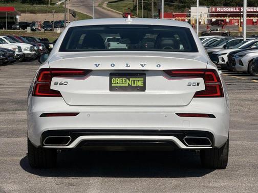 Crystal White Metallic 2022 Volvo S60 T5 Momentum