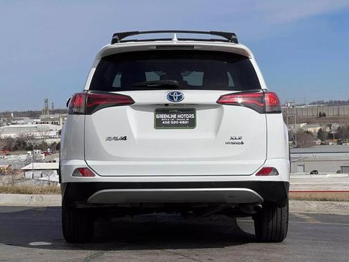 Super White 2018 Toyota RAV4 Hybrid XLE